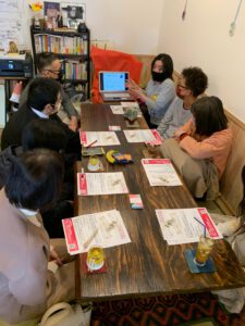 大分県で開催されたデスカフェの様子。参加者がカードゲームをしてたのしんでいます。