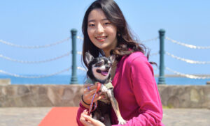 大分県大分市で開催された愛犬撮影会の様子。チワワを抱える女性