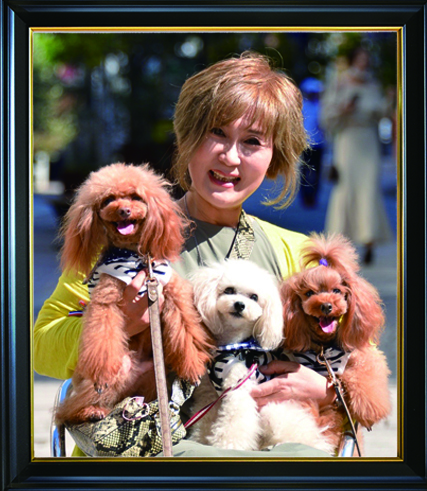 愛犬3匹と一緒に写る女性の遺影写真