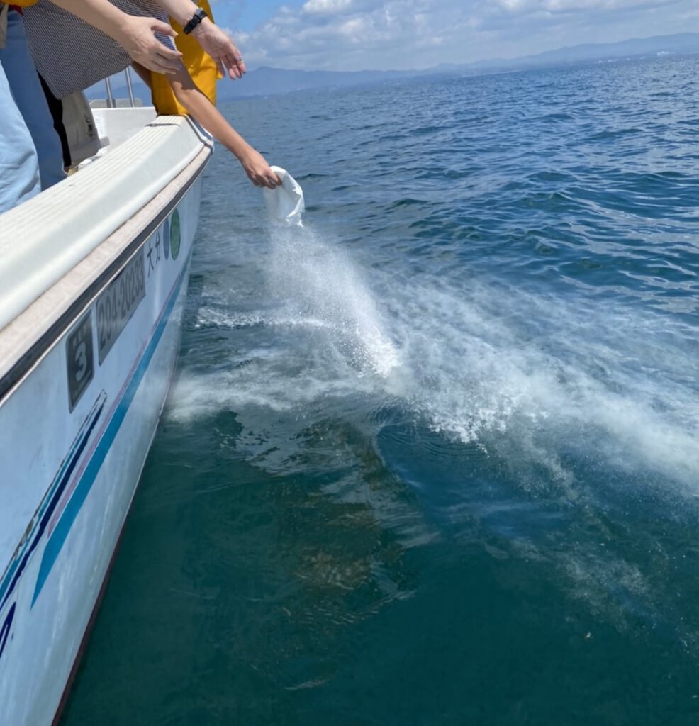 大分県別府湾で船を一隻貸切って海洋散骨をしているご家族