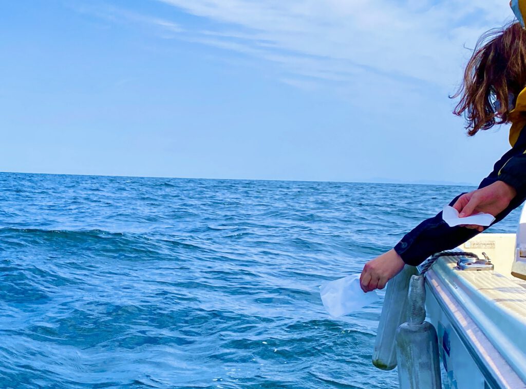 大分でお見送り海洋散骨の時は水溶性の紙に書かれたメッセージを一緒に流します。